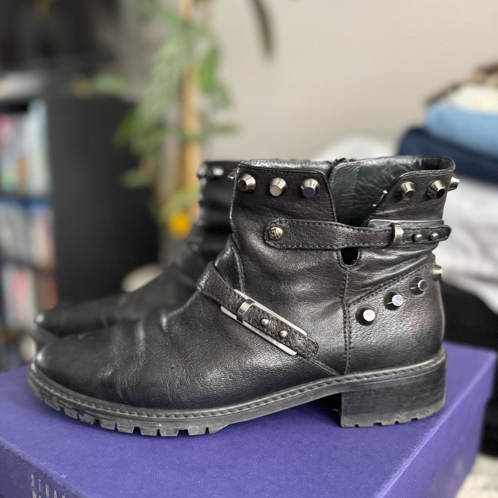 Stuart Weitzman Go West Studded Leather Booties – Size 7.5M